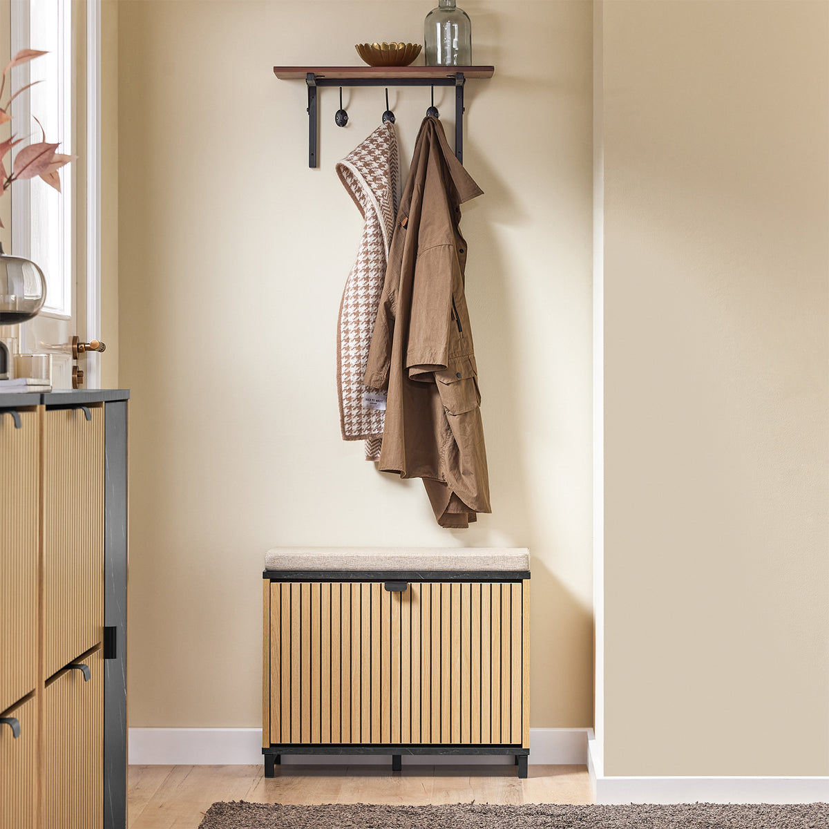 SoBuy FSR201-N Banc d’entrée avec assise rembourrée et rangement chaussures 24 cm – Abattant jusqu’au 47, style industriel noir et bois