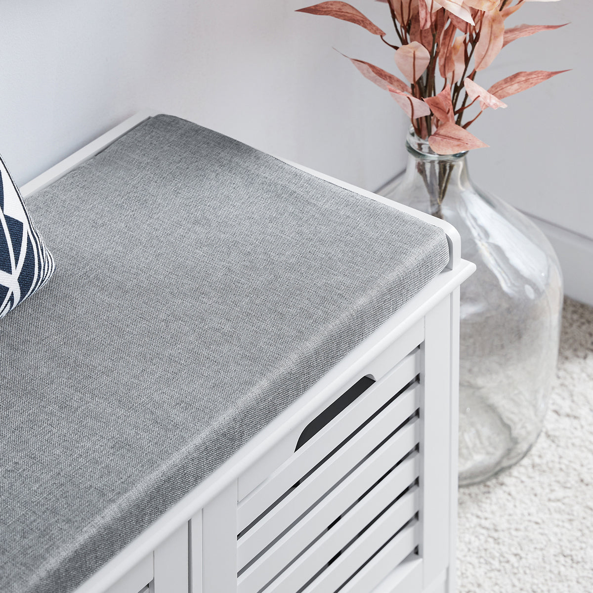 SoBuy FSR23-II-W Banc à Chaussures avec Coussin Rembourré, 2 Portes et 4 Compartiments Ouverts pour Entrée – 71x35x43 cm, Blanc