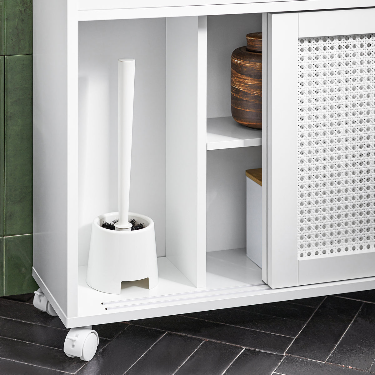 SoBuy BZR119-W Meuble WC à Roulettes avec 2 Portes Coulissantes en Rotin – L65×P20×H70 cm, Charge 35 kg, MDF E1, Blanc
