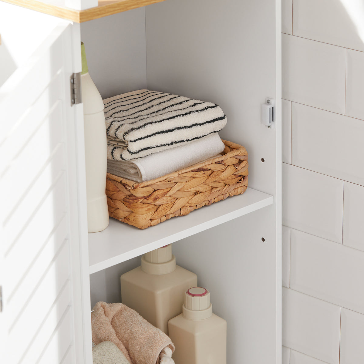 SoBuy BZR43-W Colonne Salle de Bain avec Porte à Lames, Gain de Place, pour Salle de Bain et WC, Rangement Optimisé, Compact – L40×P30×H160 cm, Bois, Blanc