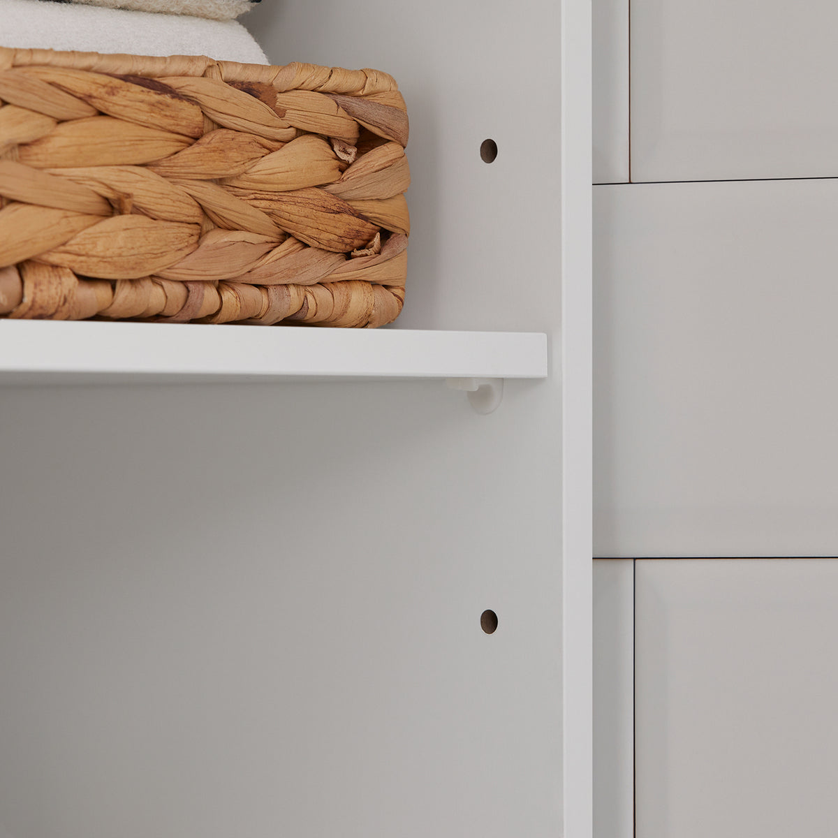 SoBuy BZR43-W Colonne Salle de Bain avec Porte à Lames, Gain de Place, pour Salle de Bain et WC, Rangement Optimisé, Compact – L40×P30×H160 cm, Bois, Blanc