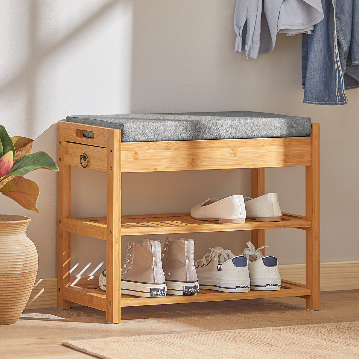 SoBuy FSR49-N Banc à Chaussures en Bambou Massif avec Coussin 8 cm, 2 Étagères et Tiroir – Charge 150 kg – Naturel