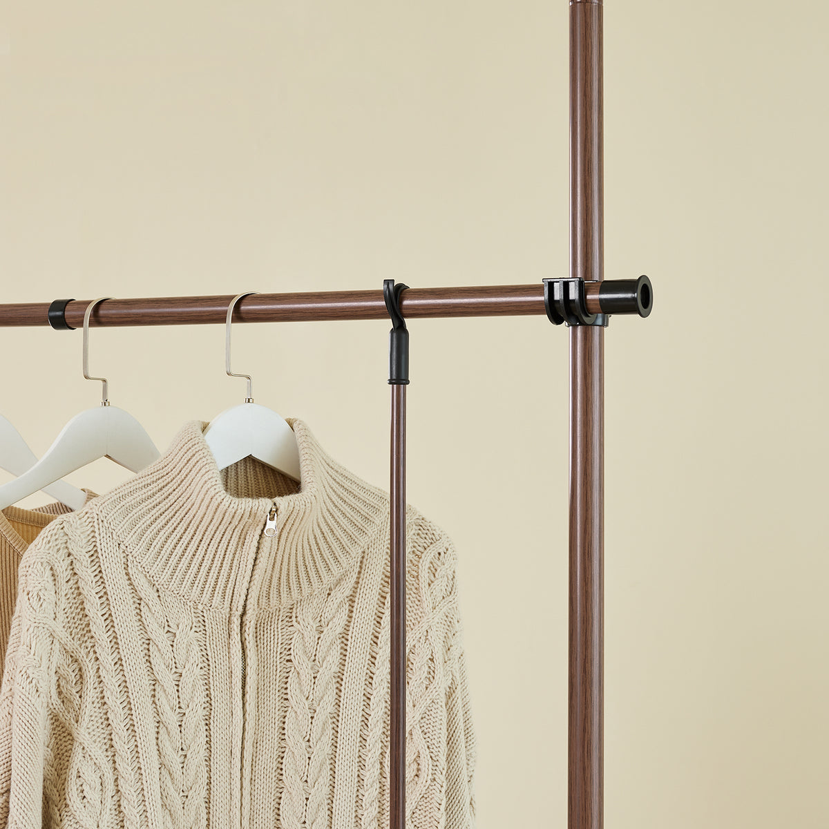 SoBuy KLS04-II-BR Portant à vêtements télescopique solide - Penderie ouverte réglable avec tringles et étagères, Porte manteau pour chambre/dressing, Marron