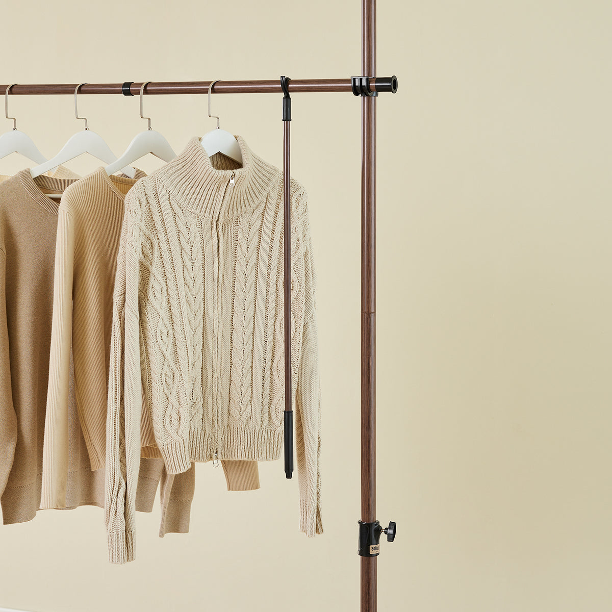 SoBuy KLS04-II-BR Portant à vêtements télescopique solide - Penderie ouverte réglable avec tringles et étagères, Porte manteau pour chambre/dressing, Marron