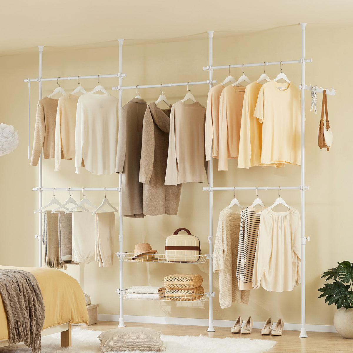 SoBuy KLS04-II-W Portant à vêtements télescopique solide - Penderie ouverte réglable avec tringles et étagères, Porte manteau pour chambre/dressing, Blanc