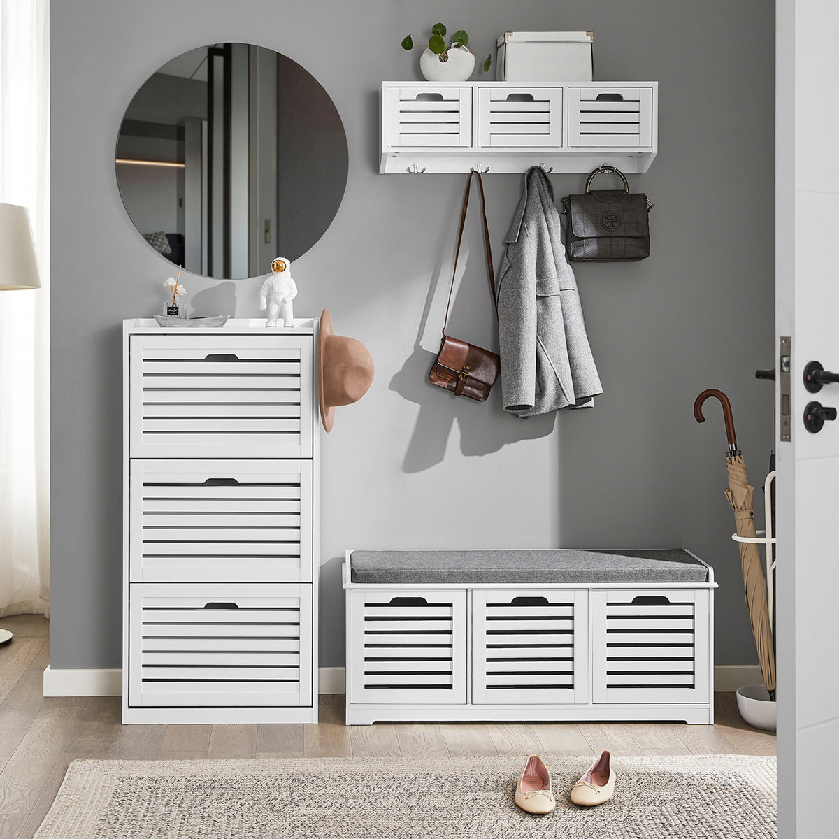 SoBuy FSR108-W Armoire à Chaussures 3 Abattants avec 2 Crochets et Porte-Manteau – 55×30×112 cm, 45 kg, MDF + Bambou, Blanc